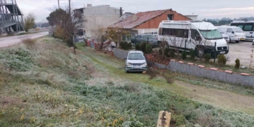 Balıkesir’de otomobil şarampole uçtu; 1 yaralı