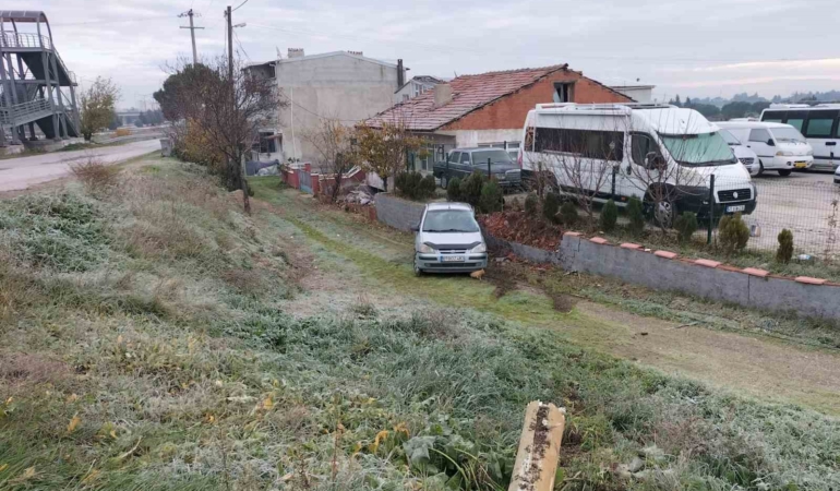 Balıkesir’de otomobil şarampole uçtu; 1 yaralı