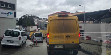 Her sabah trafiği felç eden PTT kargo araçları sürücüleri çileden çıkarıyor
