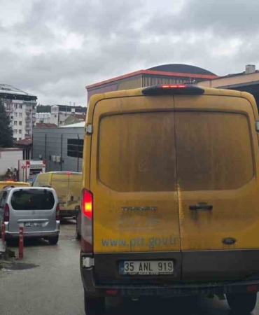 Her sabah trafiği felç eden PTT kargo araçları sürücüleri çileden çıkarıyor