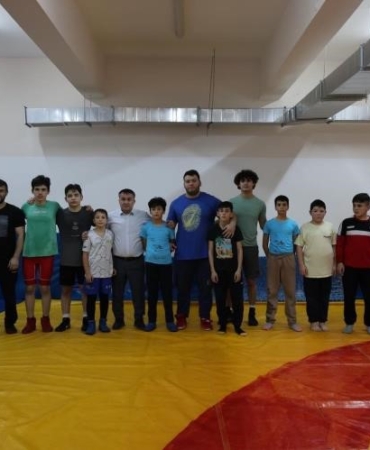 İl Müdürü Demir, güreşçilerle mindere çıktı