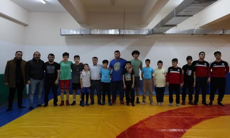 İl Müdürü Demir, güreşçilerle mindere çıktı