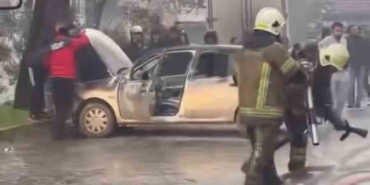 Bursa’da park halindeki midibüste çıkan yangın otomobile sıçradı