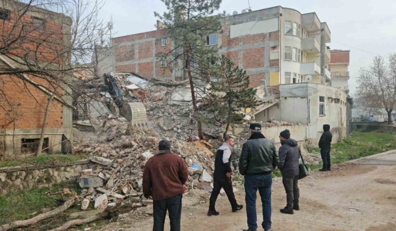 Depremin ardından Sındırgı’da tehlikeli yapılar kaldırılıyor