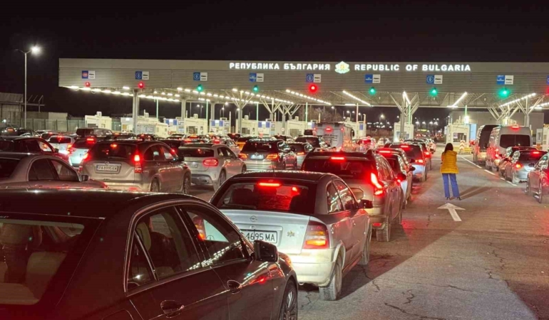 Yılbaşı alışverişini Edirne’de yapan Bulgaristan vatandaşları, dönüşte sınır kapılarında yoğunluk oluşturdu