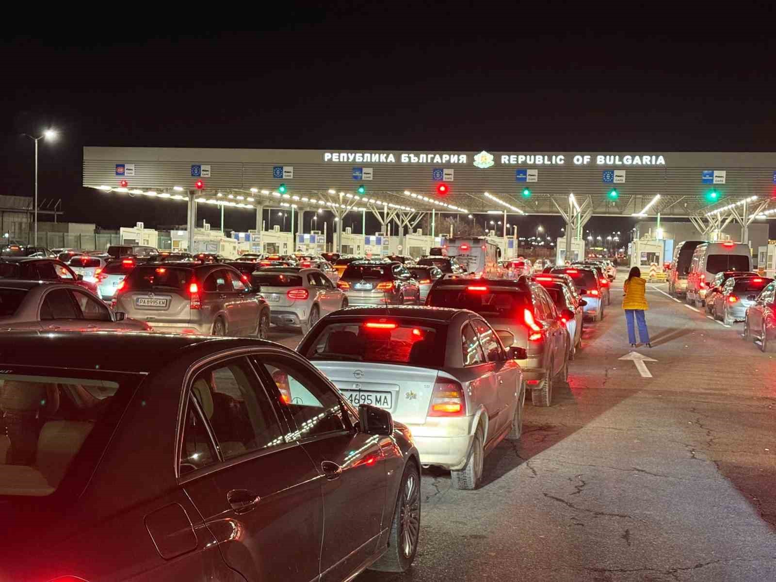 Yılbaşı alışverişini Edirne’de yapan Bulgaristan vatandaşları, dönüşte sınır kapılarında yoğunluk oluşturdu