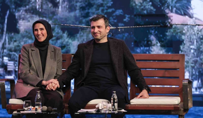 Selçuk Bayraktar: "Geleceğe yürüyebilmek için farklı olmanız gerekiyor"