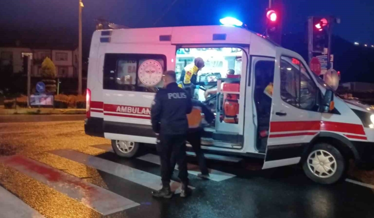 Kocaeli’de otomobil hafif ticari araca çarptı: 3 yaralı