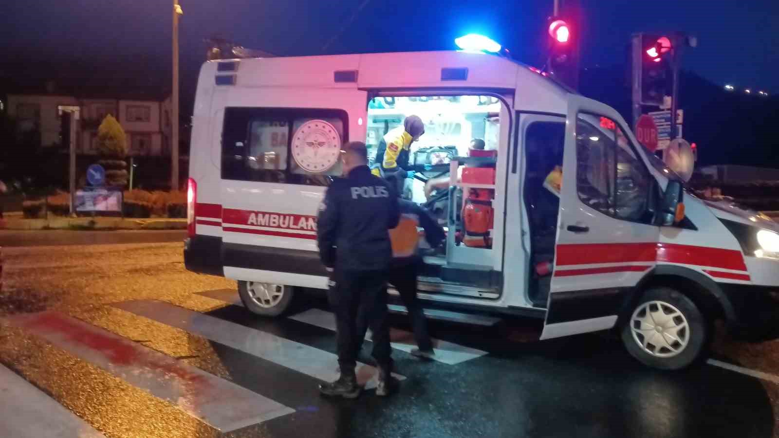 Kocaeli’de otomobil hafif ticari araca çarptı: 3 yaralı