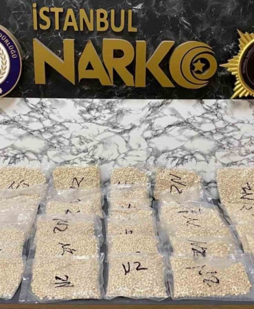 Baza altındaki valizden binlerce uyuşturucu hap çıktı