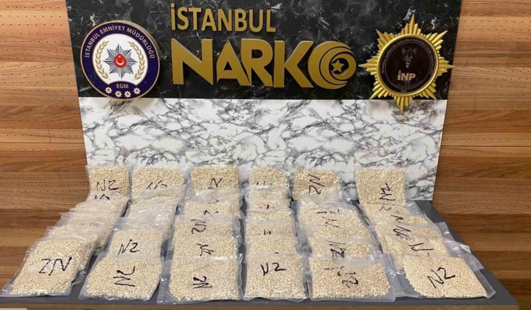 Baza altındaki valizden binlerce uyuşturucu hap çıktı