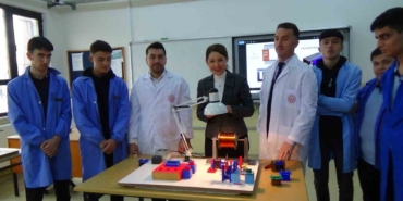 Öğrenciler depodaki atıl malzemelerden trafo sarma makinesi yaptı