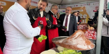 Bahçelievler’de çiğ köfte festivali: 5 ton çiğ köfte dağıtıldı