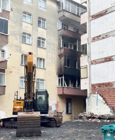 Bahçelievler’de 6 katlı binada yangın çıktı, içeride mahsur kalanları itfaiye kurtardı