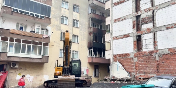 Bahçelievler’de 6 katlı binada yangın çıktı, içeride mahsur kalanları itfaiye kurtardı