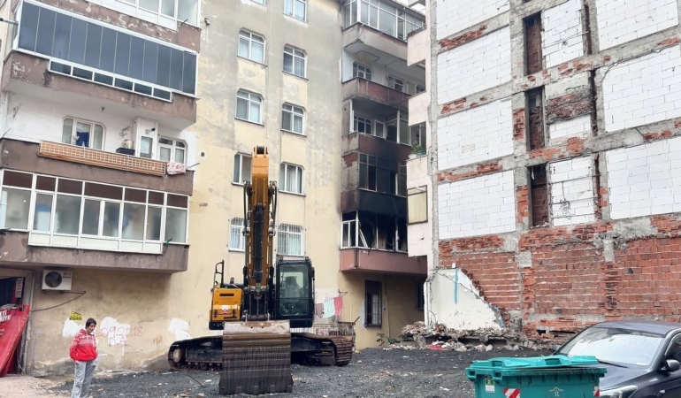 Bahçelievler’de 6 katlı binada yangın çıktı, içeride mahsur kalanları itfaiye kurtardı