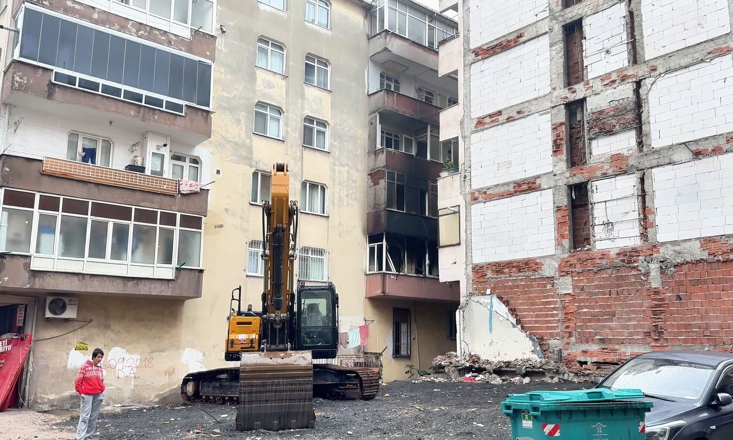 Bahçelievler’de 6 katlı binada yangın çıktı, içeride mahsur kalanları itfaiye kurtardı