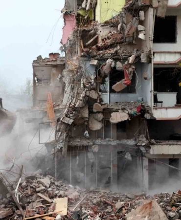 Sındırgı’da deprem sonrası yıkımlar yeniden başladı