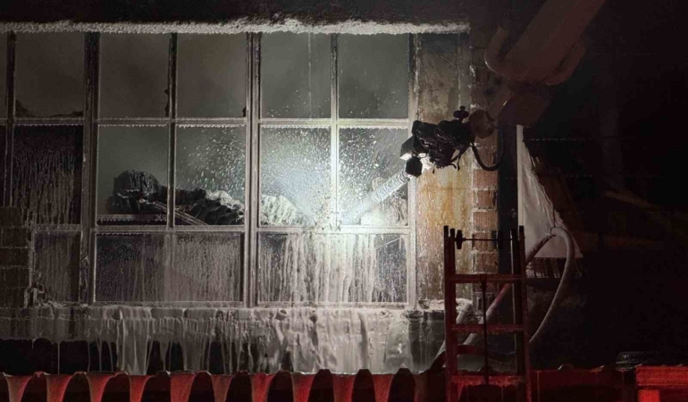 Hırdavat dükkanı alev topuna döndü, ekipler seferber oldu