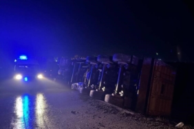 Bilecik’te devrilen tırın sürücüsü yaralandı