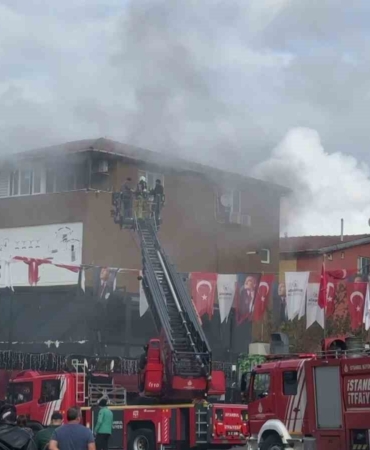 Ataşehir’de korkutan yangın: Mahsur kalan iki kişi kurtarıldı