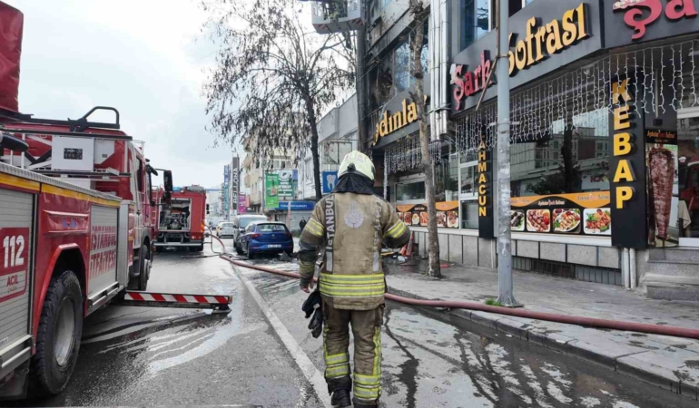 Esenyurt’ta iş hanında korkutan yangın