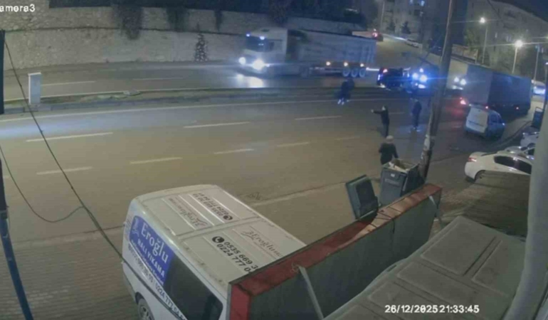 Takla atıp direğe çarpan otomobilin kaza anı kamerada: 3 yaralı