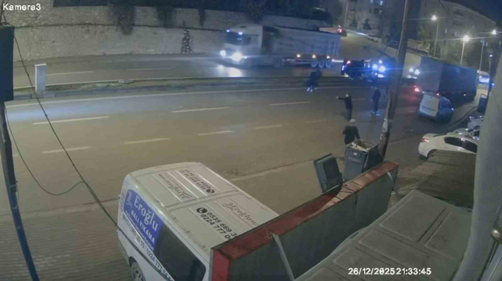 Takla atıp direğe çarpan otomobilin kaza anı kamerada: 3 yaralı