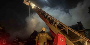 Esenyurt’ta villanın çatı katındaki yangın bitişiğindeki eve sıçradı