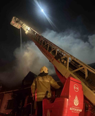 Esenyurt’ta villanın çatı katındaki yangın bitişiğindeki eve sıçradı