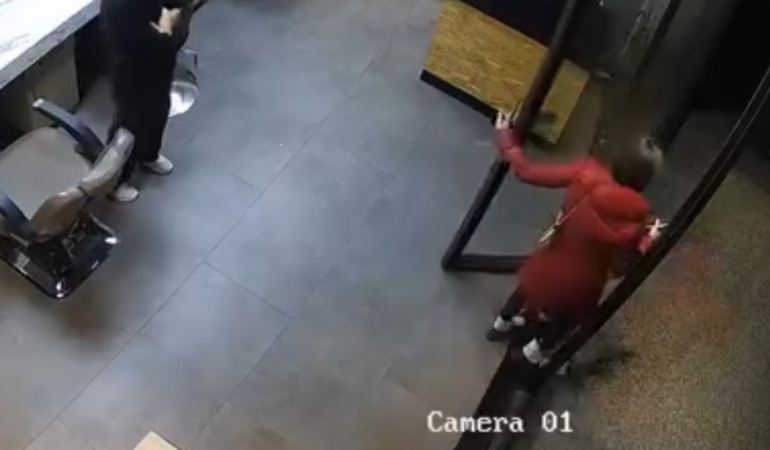 Esenyurt’ta kuaförde işlem yaptıran kadın ’kartımı arabada unuttum’ bahanesiyle kaçtı