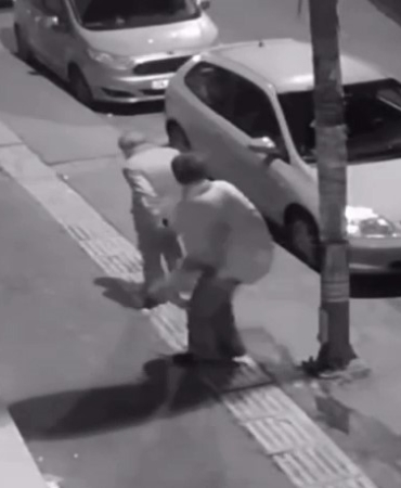 Alkollü kadın, yaşlı adamı öldüresiye dövdü: o anlar kamerada