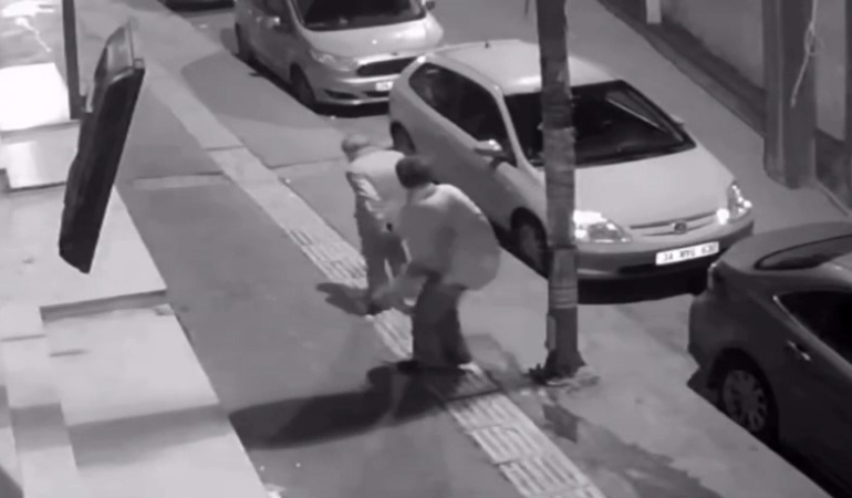 Alkollü kadın, yaşlı adamı öldüresiye dövdü: o anlar kamerada