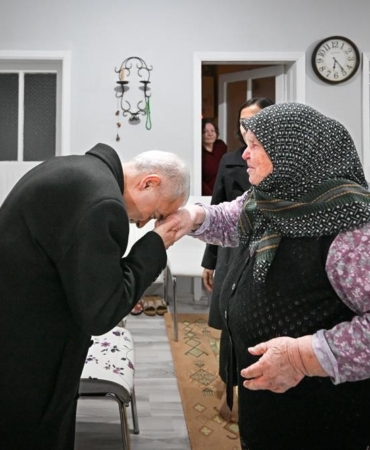 Kırklareli Valisi Turan, şehit annesinin elini öptü