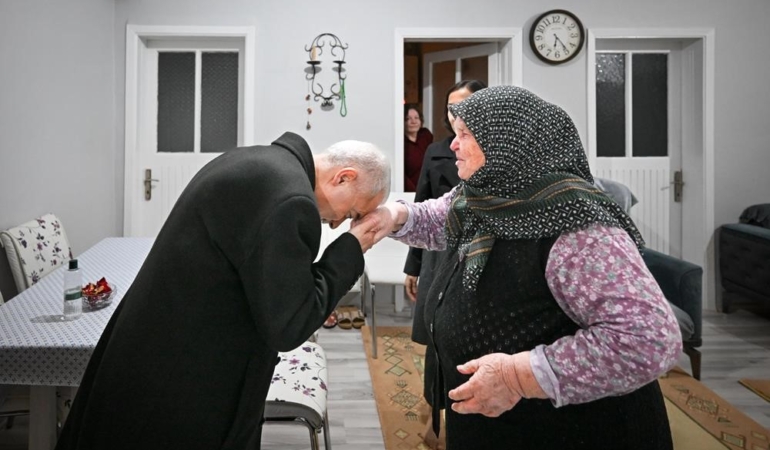 Kırklareli Valisi Turan, şehit annesinin elini öptü