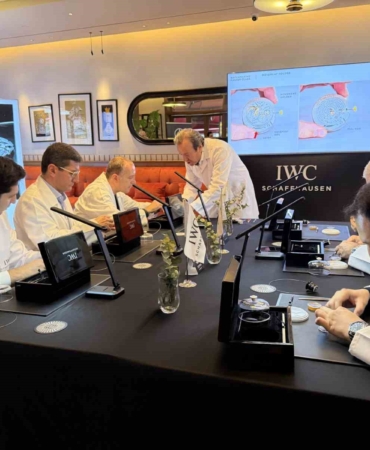 Milyonluk İsviçre saatlerini parçalayıp topladılar