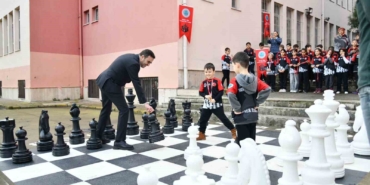 Başiskele’de ilkokul bahçesine satranç sahası kuruldu