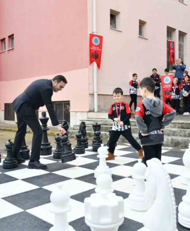 Başiskele’de ilkokul bahçesine satranç sahası kuruldu