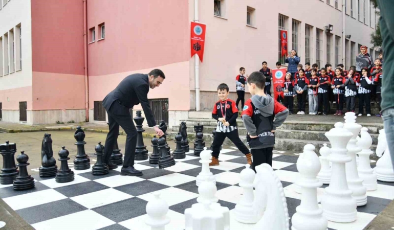 Başiskele’de ilkokul bahçesine satranç sahası kuruldu