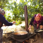 Tarhana kokusu sokağı doldurdu