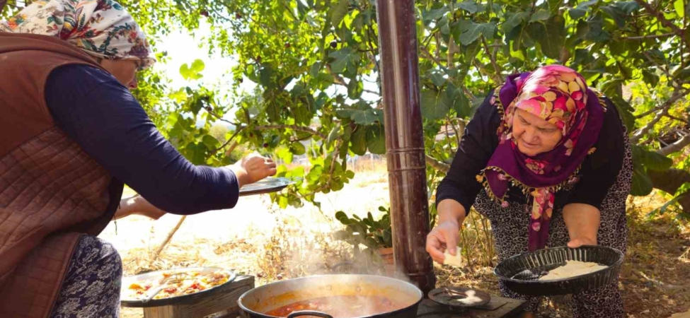 Tarhana kokusu sokağı doldurdu