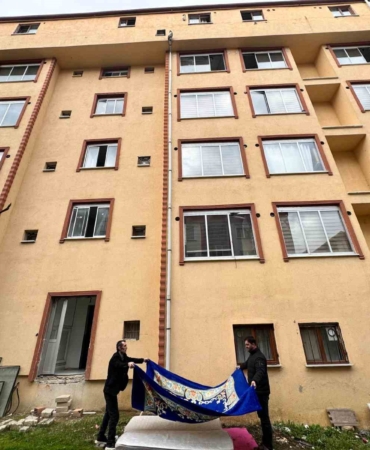 Mahsur kalan kedi için yatak taşıyıp battaniye gerdiler