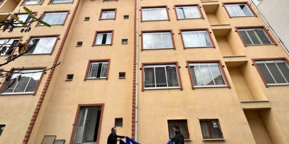 Mahsur kalan kedi için yatak taşıyıp battaniye gerdiler