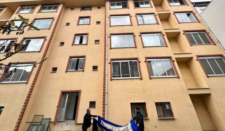 Mahsur kalan kedi için yatak taşıyıp battaniye gerdiler