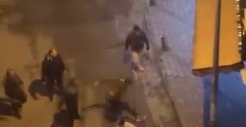 Laf attığı kişiler tarafından böyle darp edildi… Dövmekle yetinmediler, yerde tekmelediler