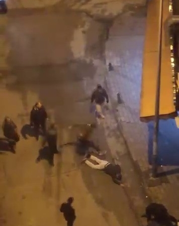 Laf attığı kişiler tarafından böyle darp edildi… Dövmekle yetinmediler, yerde tekmelediler