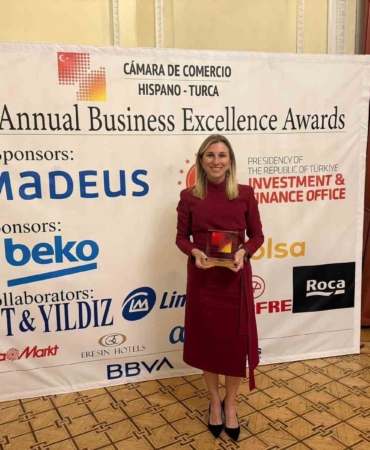 Ebru Özdemir’e İspanya’dan ‘Mesleki Liyakat Ödülü’