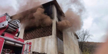 Meyve kasalarının bulunduğu depo küle döndü