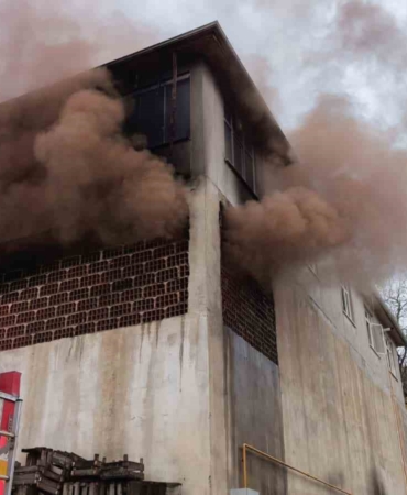 Meyve kasalarının bulunduğu depo küle döndü