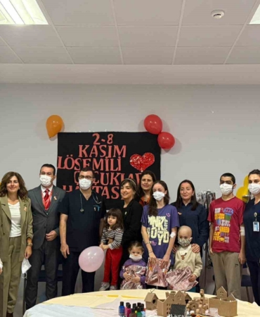 Hastanede tedavi gören çocuklara üniversitelilerden "moral" desteği